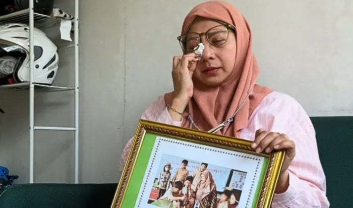 Safitri Puspa Rani grieving her late son Panghegar Bhumi, who died from acute kidney injury linked to cough syrup associated with over 200 child deaths in Indonesia on February 11, 2023. (AFP)