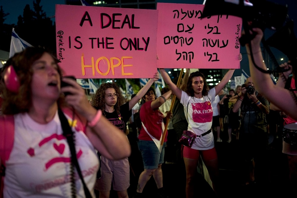 Israeli settlers, some of whom are relatives of captives held by Hamas in Gaza, call for their immediate release and protest against Israeli Prime Minister Benjamin Netanyahu's government in Yaffa, occupied Palestine, Saturday, Aug. 24, 2024 (AP)