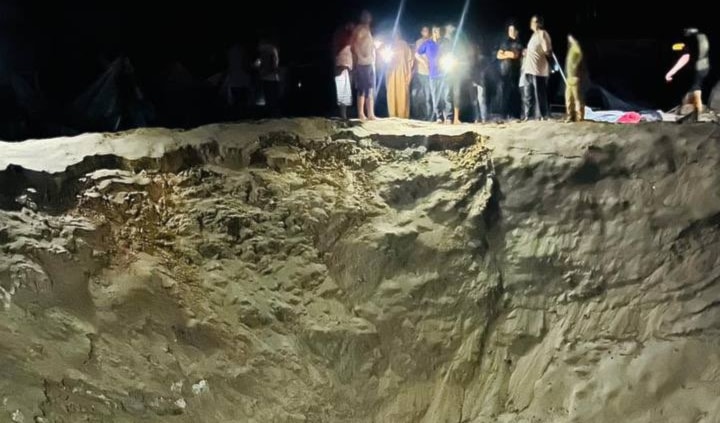 One of the craters left behind by the Israeli bombs dropped on the al-Mawasi displacement camp in Khan Younis, September 10, 2024 (Social Media)