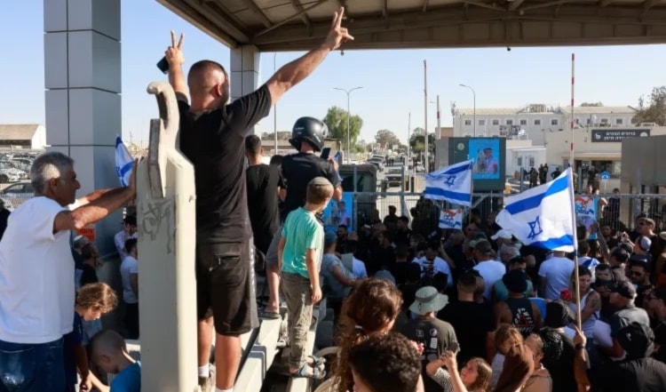 Far-right Israeli settlers protesting at Sde Teiman military base on July 29, 2024. (AFP)