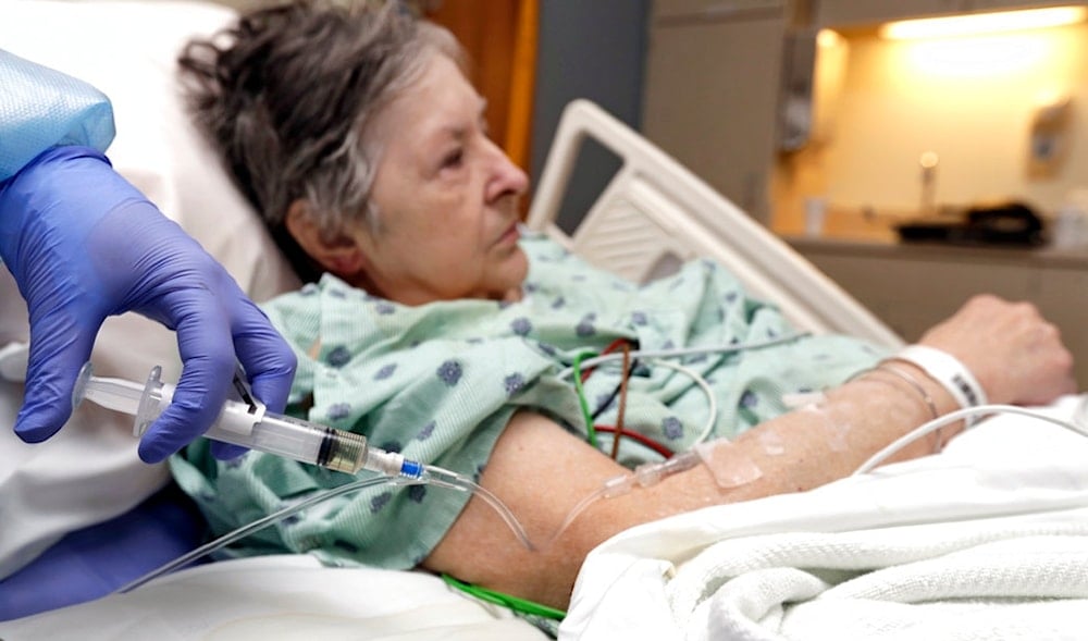 A nurse administered an I.V. push of antibiotics to Alice McDonald at ProMedica Toledo Hospital in Toledo, Ohio, on January 8, 2018. (AP)