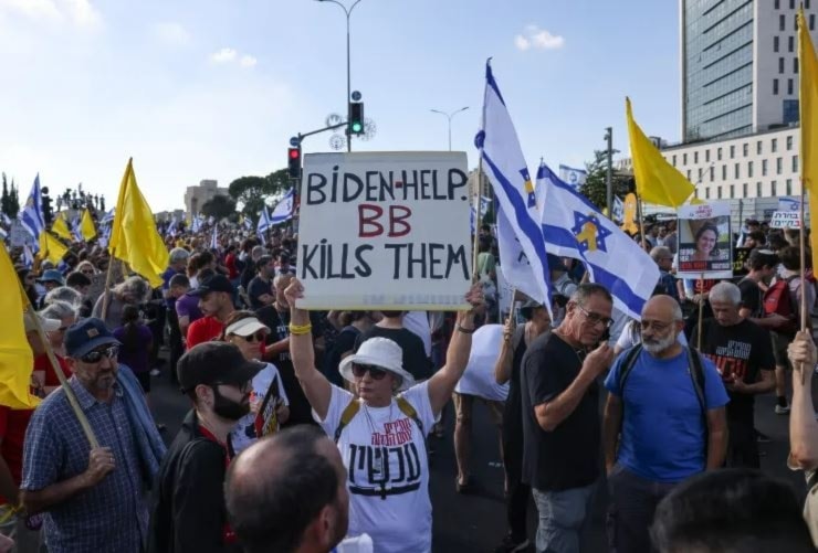 Israeli settlers protest outside the prime minister’s office in occupied al-Quds. (AFP)