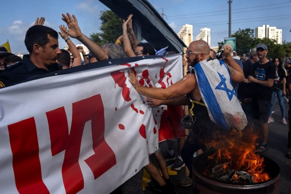 Israeli police try to disperse Israeli settlers protesting the Israeli government and demanding a ceasefire agreement and a prisoner exchange deal signed by the Palestinian Resistance in Tel Aviv, on September 13, 2024. (AP)