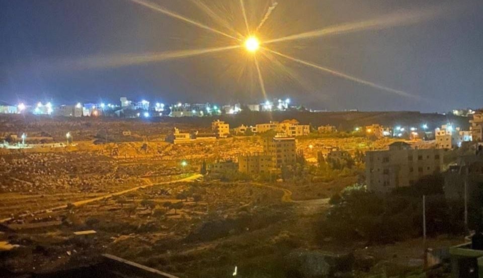 An Israeli photoflash bomb over the village of Abu Shukheidim in Ramallah, occupied West Bank, September 9, 2024 (Social Media)