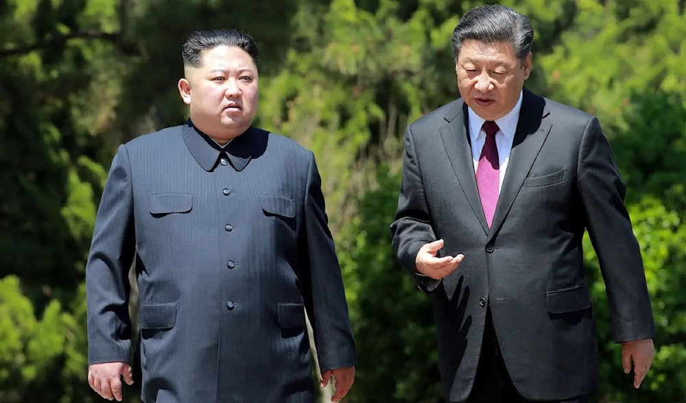 Chinese President Xi Jinping walks with DPRK leader Kim Jong-un in the Chinese city of Dalian on May 8, 2018. (AFP)