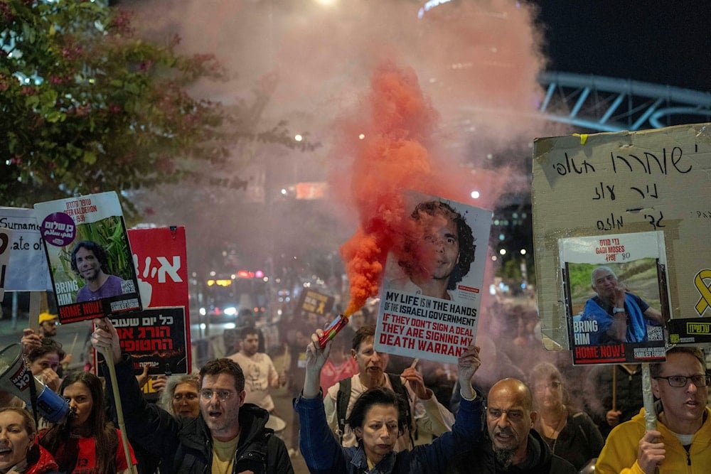 Israelis protest against Prime Minister Benjamin Netanyahu's government and call for the release of captives held in the Gaza Strip, in Tel Aviv, 