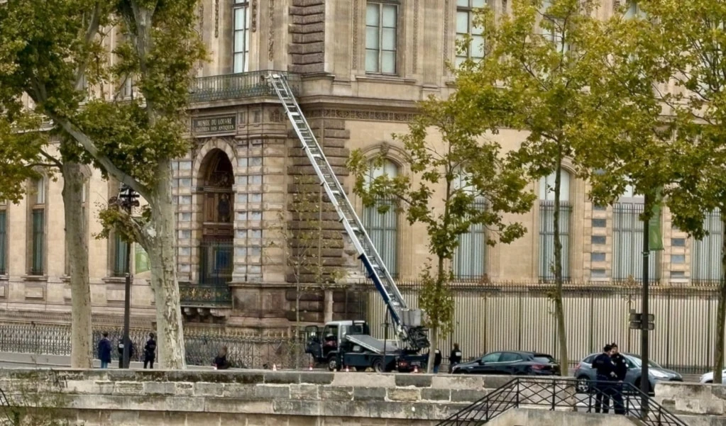 A basket lift used by thieves is seen at the Louvre museum Sunday October 19, 2025 in Paris. (AP Photo/Alexander Turnbull)