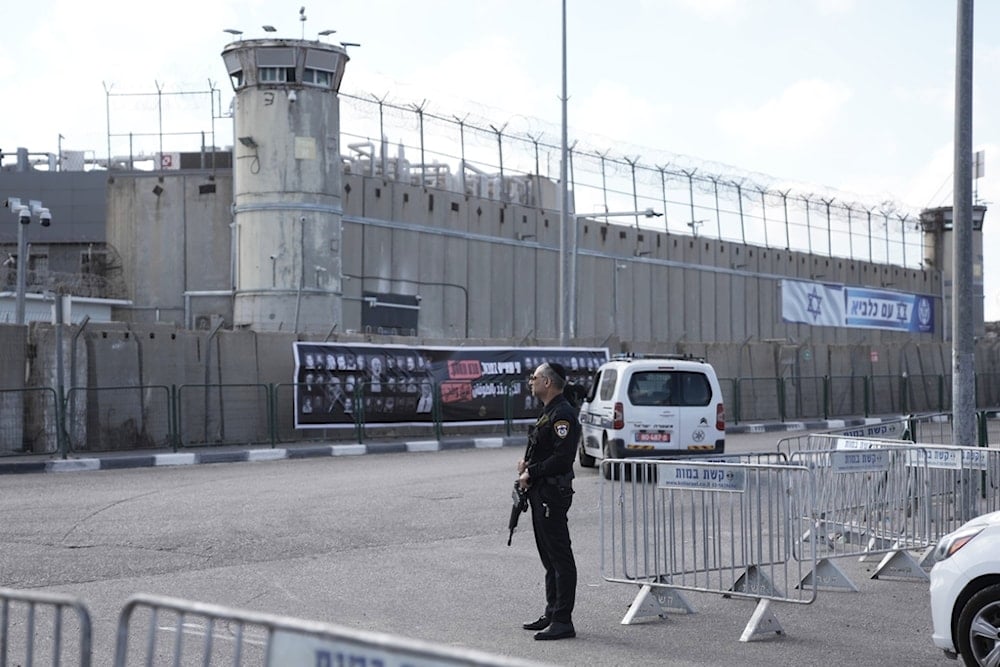 An Israeli police officer stands outside Ofer military prison near occupied al-Quds, Monday, October 13, 2025 (AP)