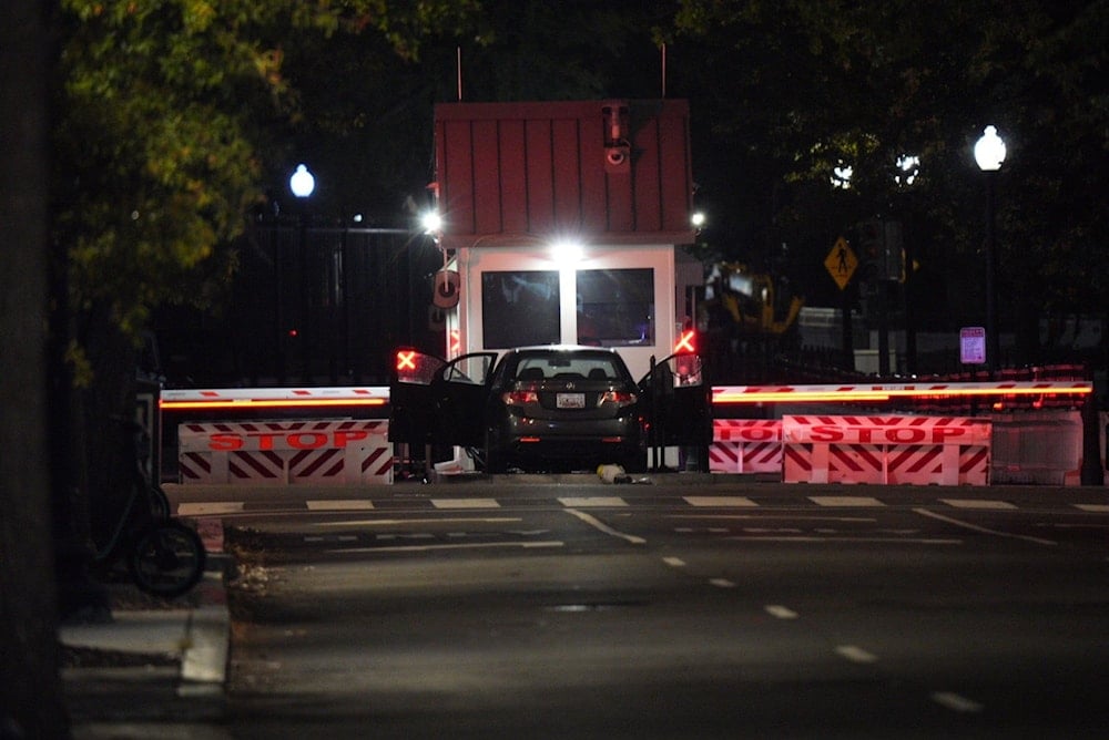 Car rams into White House Secret Service gate
