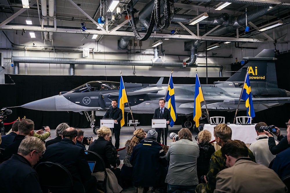 Photo of Swedish Prime Minister Ulf Kristersson and Ukrainian President Volodymyr Zelensky at a press briefing in a Swedish fighter jet hanger in Linköping on October 22, 2025 (X/@SwedishPM)