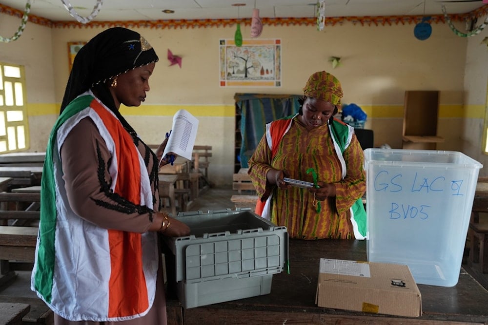 Electoral officials prepare for presidential elections in Koumassi, Ivory Coast, Saturday, Oct. 25, 2025, (AP Photo/Misper Apawu )