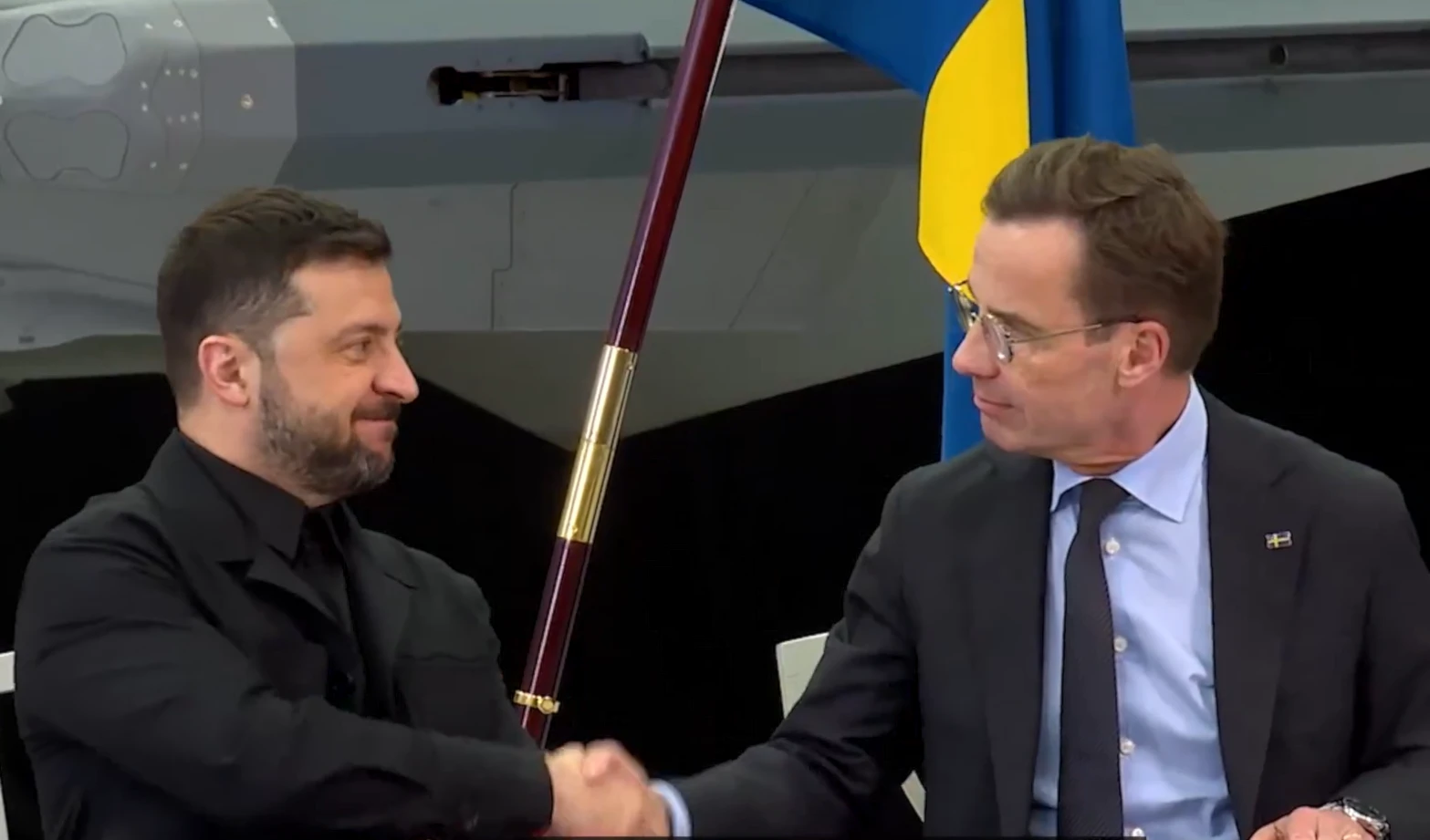 Ukrainian President Volodymyr Zelensky and Swedish Prime Minister Ulf Kristersson in a signing ceremony for fighter jet deal, October 25, 2025 (Social media) Ukrainian President Volodymyr Zelensky and Swedish Prime Minister Ulf Kristersson in a signing ceremony for fighter jet deal, October 25, 2025 (Social media)