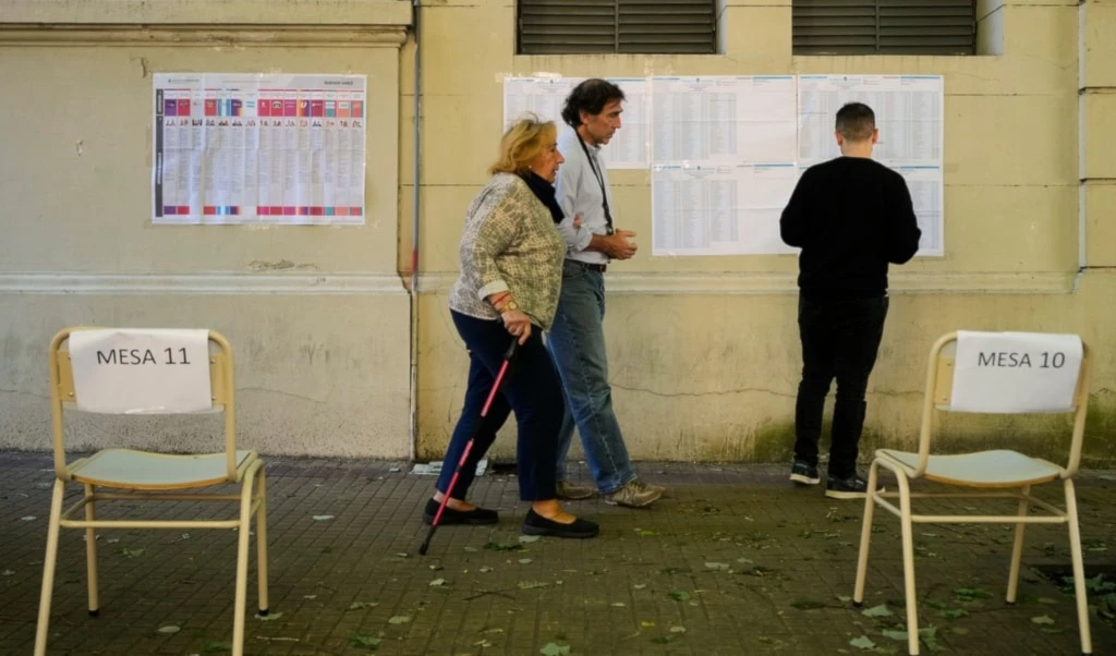 Voters arrive at a polling station during legislative midterm elections, in La Plata, Argentina, Sunday, Oct. 26, 2025. (AP Photo/Gustavo Garello) Voters arrive at a polling station during legislative midterm elections, in La Plata, Argentina, Sunday, Oct. 26, 2025. (AP Photo/Gustavo Garello)