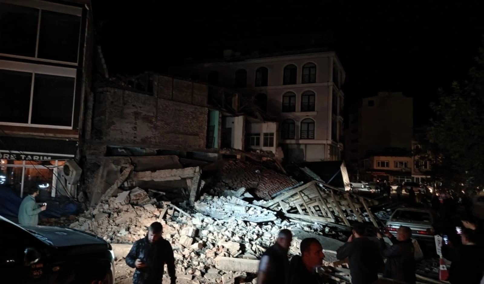Residents gather amid the rubble of a collapsed building in Sindirgi, western Turkey, after a 6.1-magnitude earthquake struck late Monday night. (Agencies) Residents gather amid the rubble of a collapsed building in Sindirgi, western Turkey, after a 6.1-magnitude earthquake struck late Monday night. (Agencies)