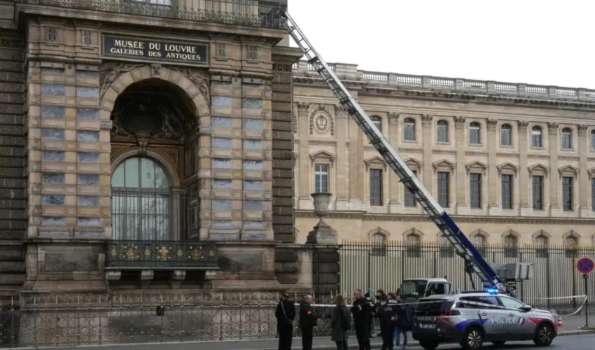 French police officers stand next to a furniture elevator used by robbers to enter the Louvre Museum, on Quai Francois Mitterrand, in Paris on October 19, 2025. (Dimitar DILKOFF / AFP) French police officers stand next to a furniture elevator used by robbers to enter the Louvre Museum, on Quai Francois Mitterrand, in Paris on October 19, 2025. (Dimitar DILKOFF / AFP)