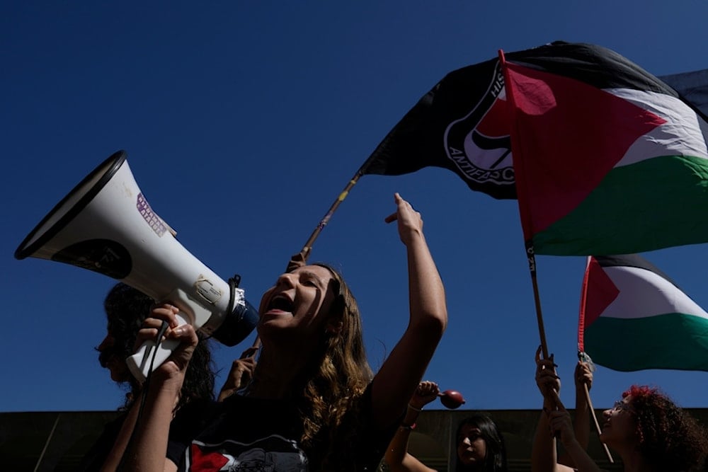 A student shouts slogans in front of the Ministry of Foreign Affairs, in Brasilia, Brazil, Thursday, October 2, 2025 (AP)