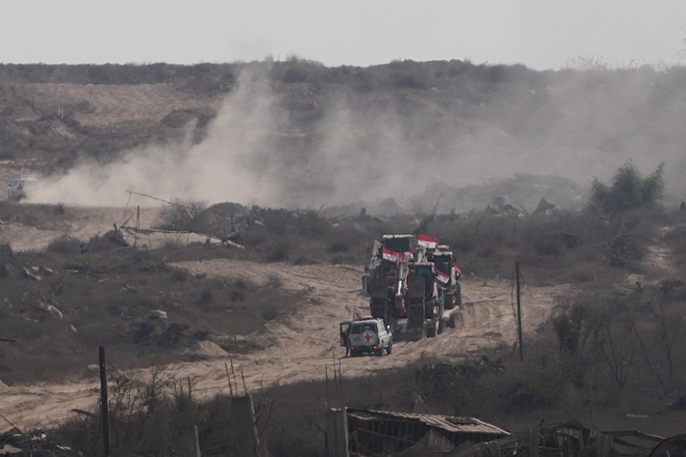 Members of the International Committee of the Red Cross (ICRC) and Egyptian workers head to east of Gaza City to search for the bodies of captives, Wednesday, November 12, 2025 (AP)