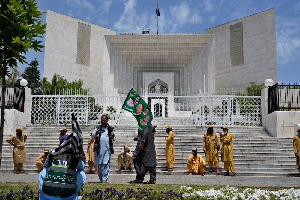 Pakistan judges quit as army chief gains sweeping new powers