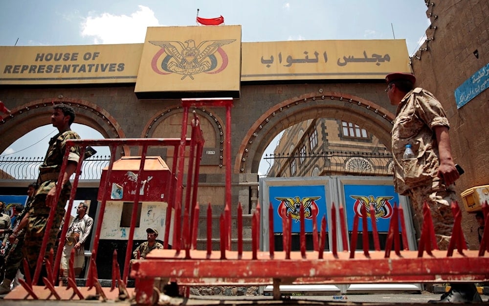 Soldiers stand guard at the gate of Yemen's parliament during the first session since the Houthis dissolved the parliament in Feb 2015, in Sanaa, Yemen, Saturday, August 13, 2016. (AP Photo/Hani Mohammed)