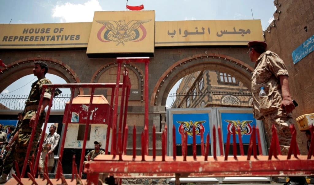 Soldiers stand guard at the gate of Yemen's parliament during the first session since the Houthis dissolved the parliament in Feb 2015, in Sanaa, Yemen, Saturday, August 13, 2016. (AP Photo/Hani Mohammed)