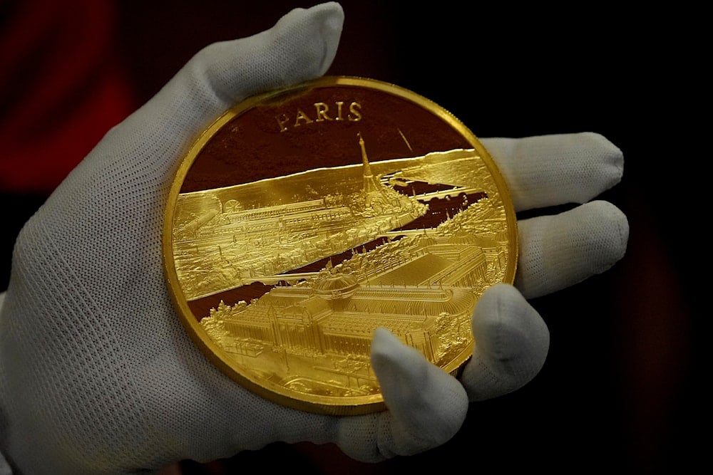 Gold prices drop for fourth day as dollar gains strength