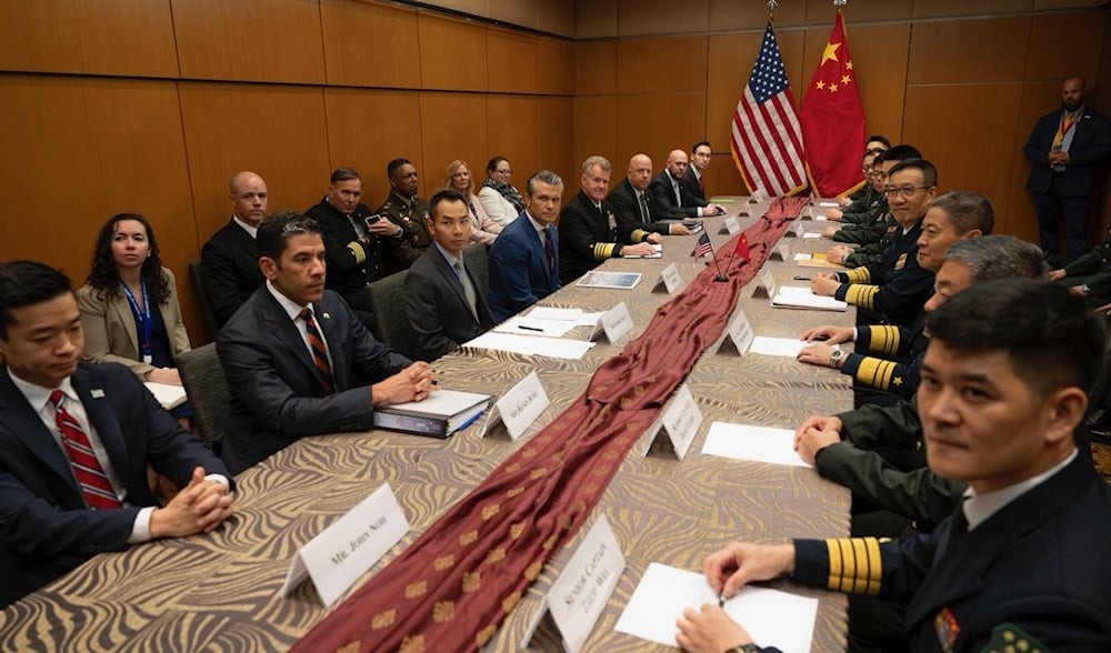 US Sec. of War Pete Hegseth and China Defense Chief Admiral Dong Jun in a meeting in Malaysia, with accompanying delegations, October 31, 2025 (Social media)