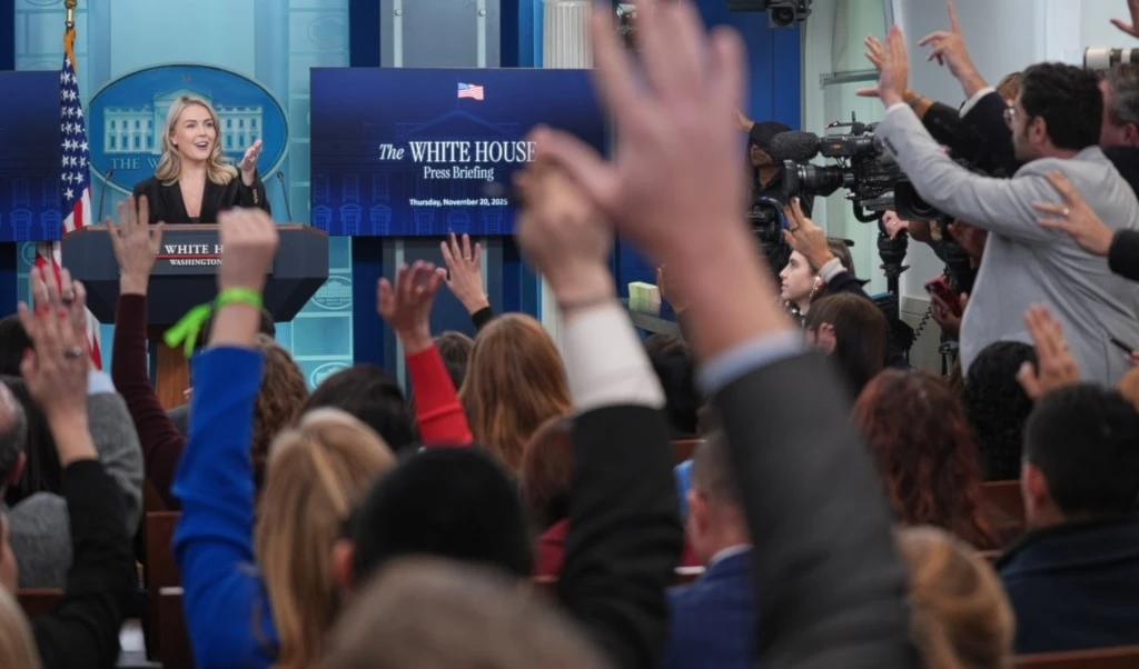 Reporters raise their hands to ask questions of White House press secretary Karoline Leavitt during a press briefing at the White House, Thursday, Nov. 20, 2025, in Washington. (AP Photo/Evan Vucci)