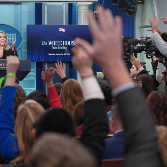Reporters raise their hands to ask questions of White House press secretary Karoline Leavitt during a press briefing at the White House, Thursday, Nov. 20, 2025, in Washington. (AP Photo/Evan Vucci)