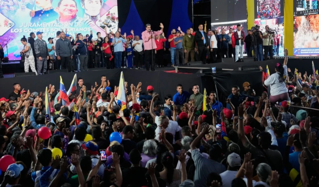 Venezuelan President Nicolas Maduro takes the oath to people joining a state-organized civilian defense network in the Petare neighborhood of Caracas, Venezuela, Saturday, November 15, 2025. (AP Photo/Ariana Cubillos)