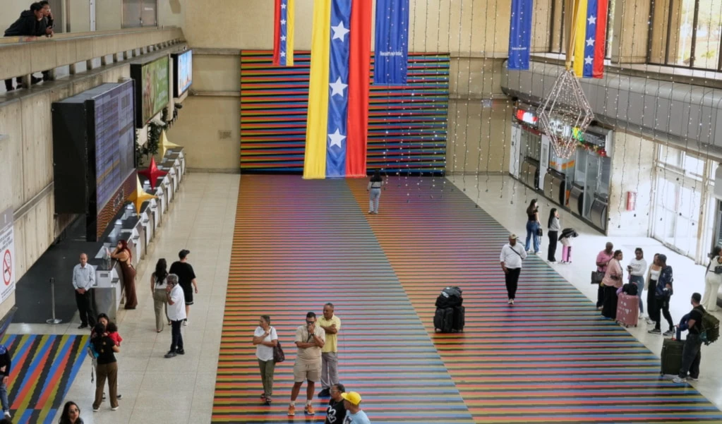 Travelers wait in the main hall of the Simon Bolivar Maiquetia International Airport in Maiquetia, Venezuela, Sunday, November 23, 2025 (AP Photo/Ariana Cubillos)