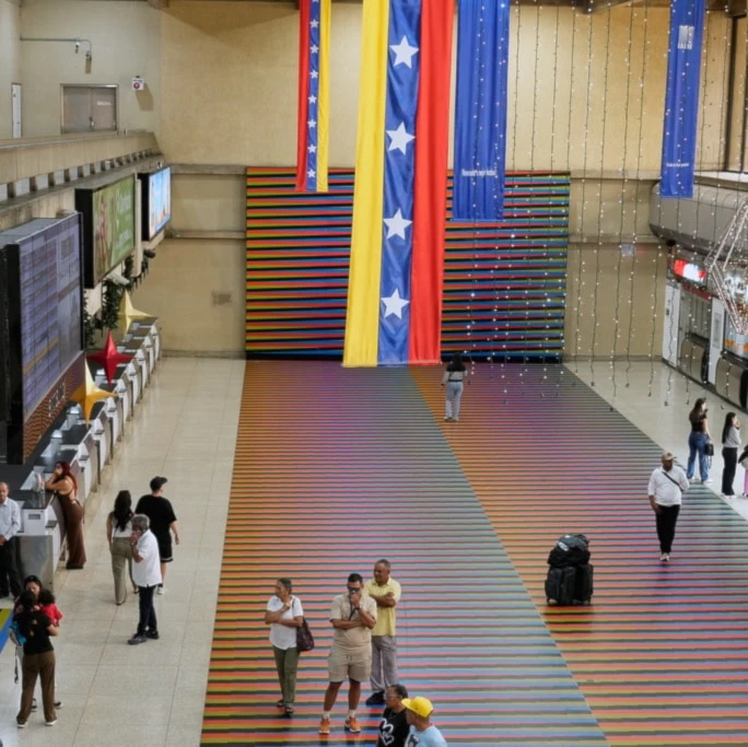 Travelers wait in the main hall of the Simon Bolivar Maiquetia International Airport in Maiquetia, Venezuela, Sunday, November 23, 2025 (AP Photo/Ariana Cubillos)