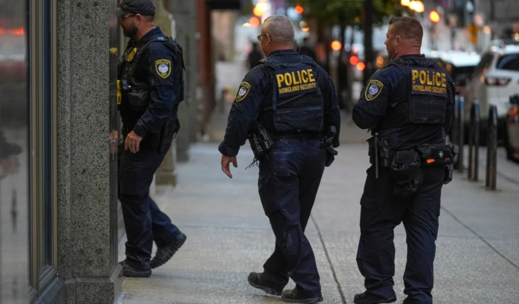 US Department of Homeland Security police officers enter a restaurant Tuesday, September 9, 2025, in downtown Chicago. (AP Photo/Erin Hooley)
