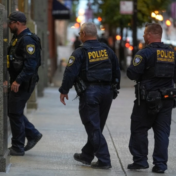 US Department of Homeland Security police officers enter a restaurant Tuesday, September 9, 2025, in downtown Chicago. (AP Photo/Erin Hooley)