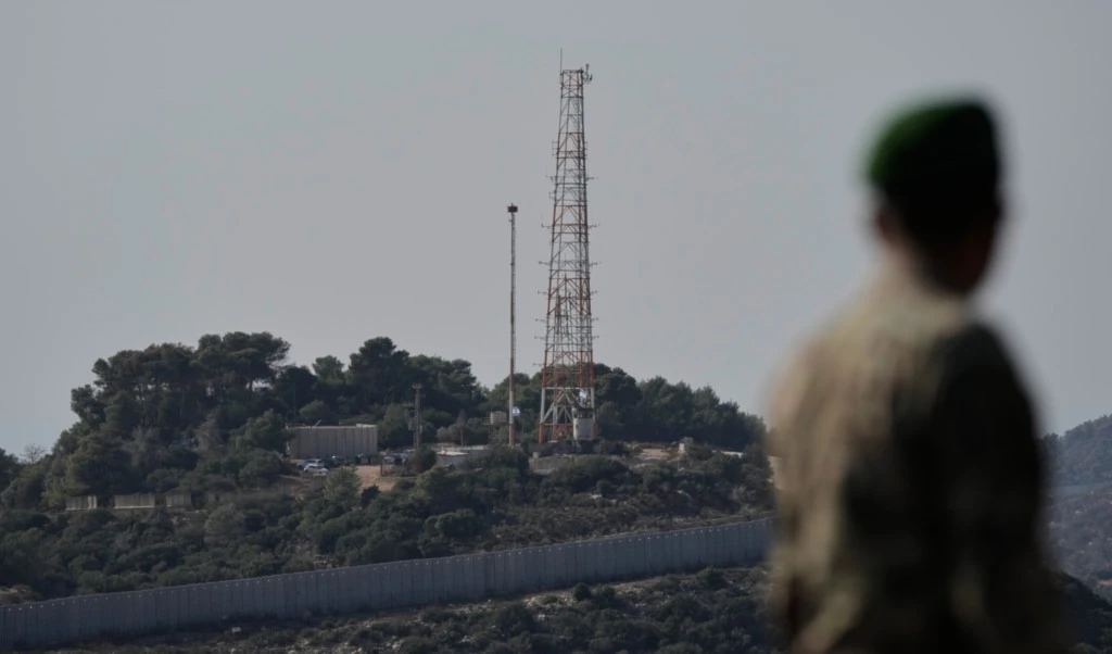 A Lebanese army soldier look at the Israeli military post of Hanita from the Alma al-Shaab border village with occupied Palestine, south Lebanon, southern Lebanon, Friday, November 28, 2025 (AP)