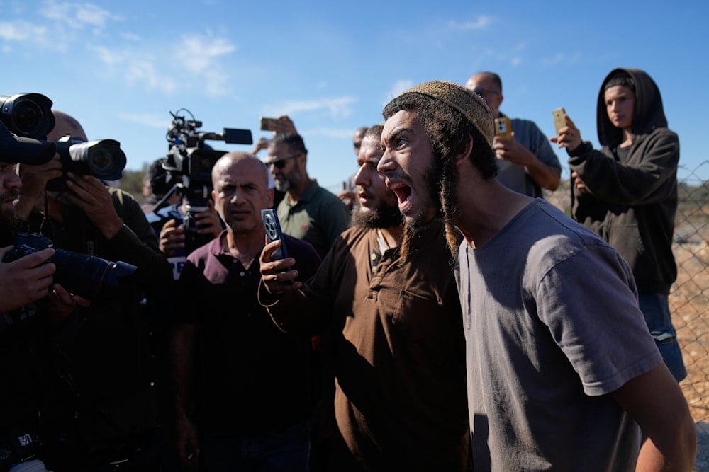 Israeli settlers attack farmers as IOF raid sweep West Bank