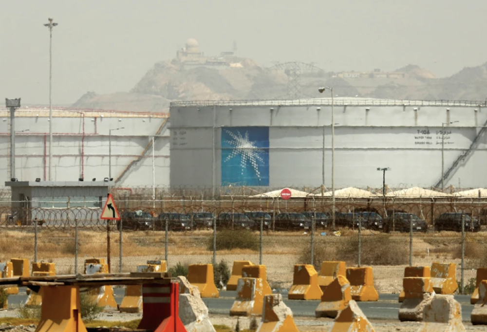 Oil falls below $60 as US crude inventories surge