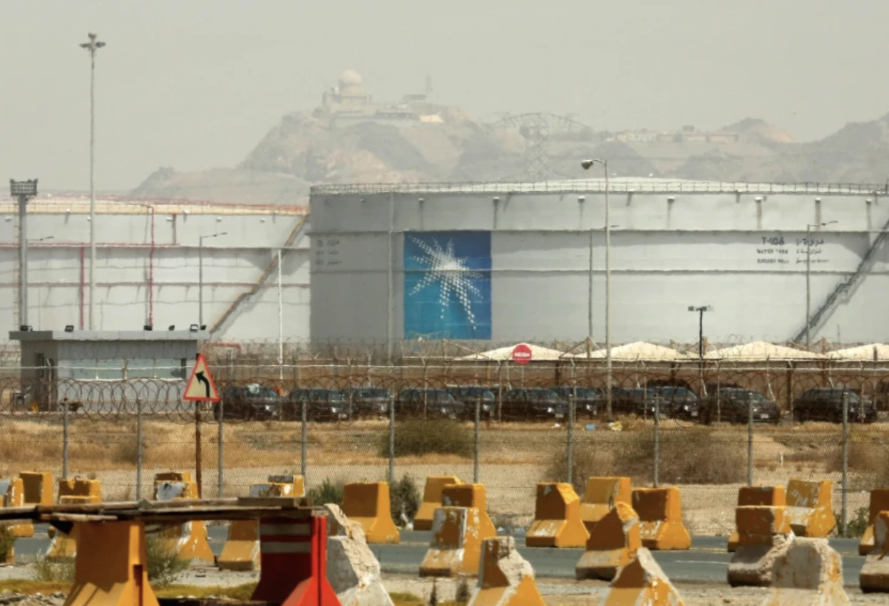 Oil falls below $60 as US crude inventories surge