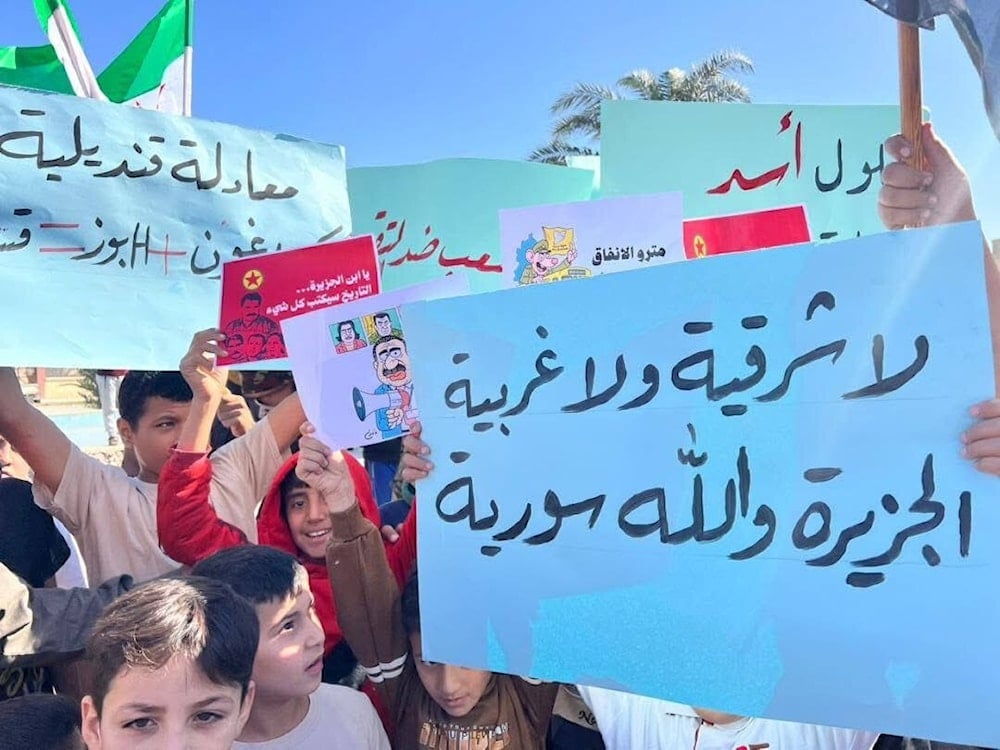 Protesters hold signs against the SDF in Deir Ezzor, Syria, October 31, 2025 (social media)