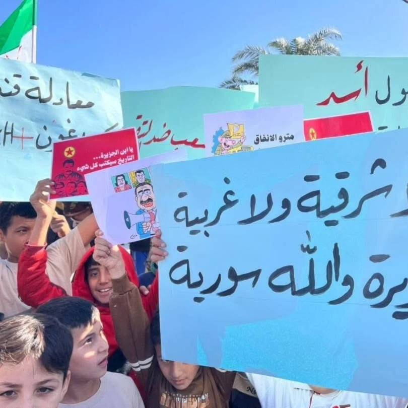 Protesters hold signs against the SDF in Deir Ezzor, Syria, October 31, 2025 (social media)