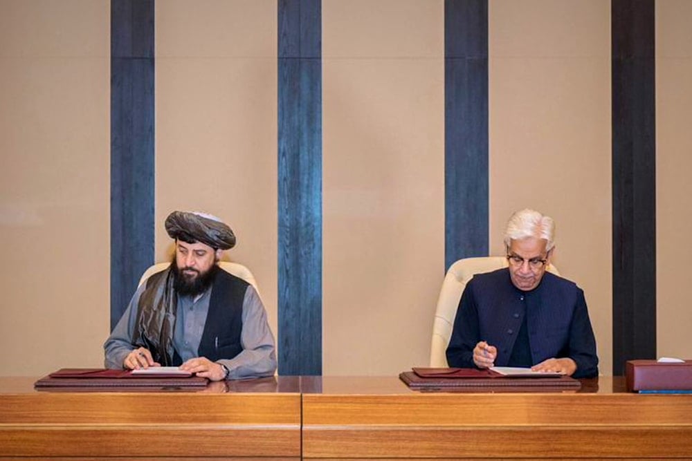 Pakistani Defence Minister Khawaja Asif, center right, and Afghan Defence Minister Mullah Muhammad Yaqoob sign a ceasefire agreement in Doha, Qatar, Sunday, October 19, 2025 (AP)