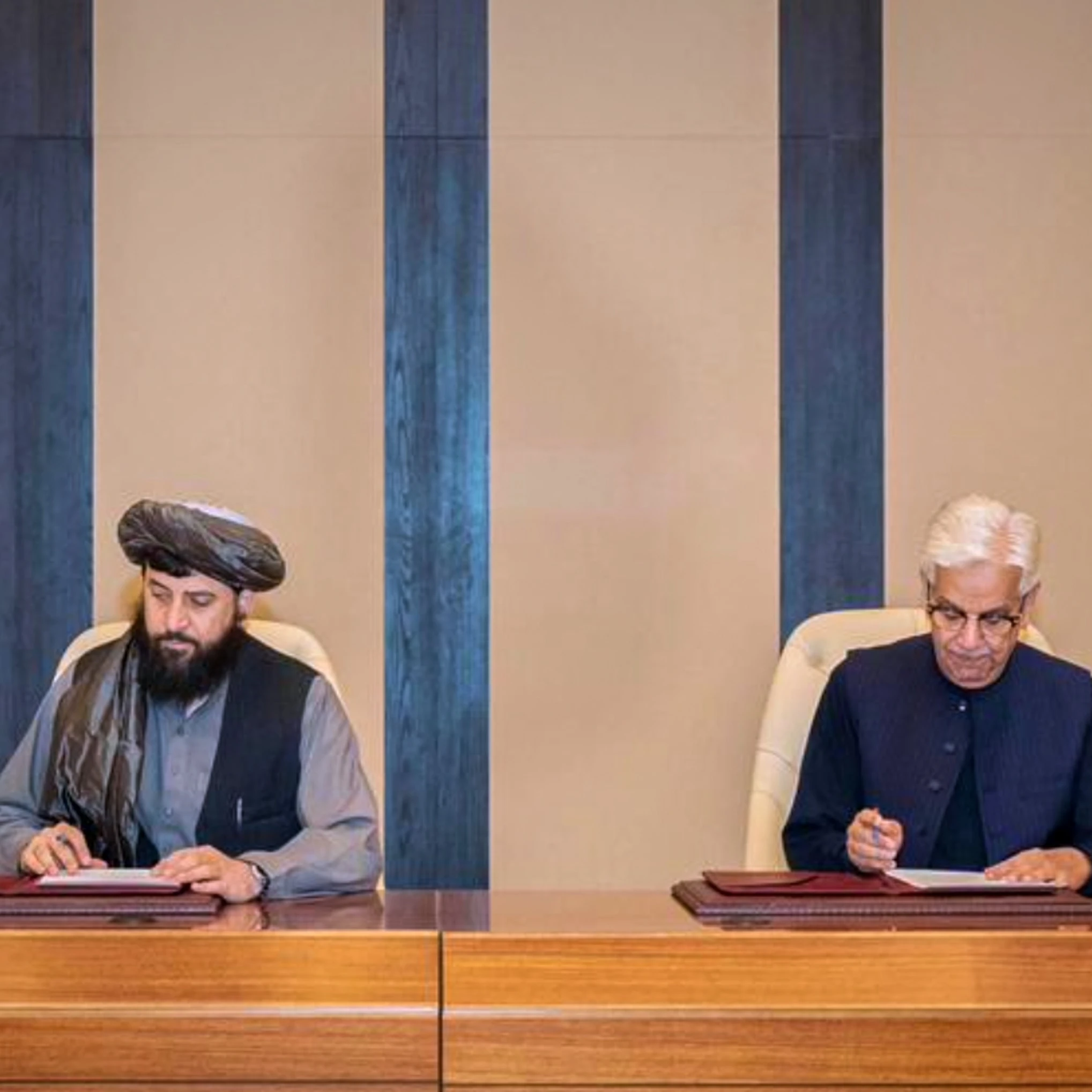 Pakistani Defence Minister Khawaja Asif, center right, and Afghan Defence Minister Mullah Muhammad Yaqoob sign a ceasefire agreement in Doha, Qatar, Sunday, October 19, 2025 (AP)