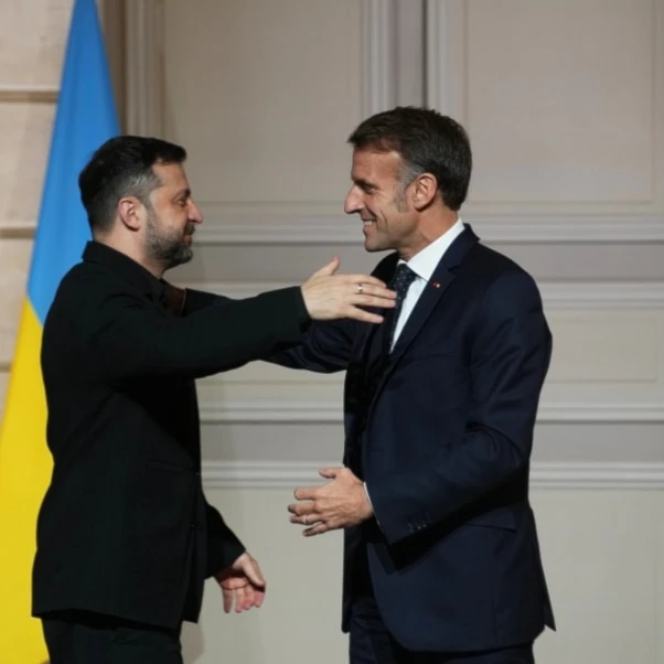 French President Emmanuel Macron, right, and Ukrainian President Volodymyr Zelenskyy hug each other after a joint press conference at the Elysee Palace in Paris, Monday, Dec 1, 2025. (AP)