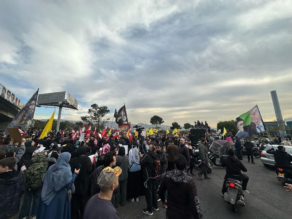 Pro-Hezbollah protesters gather near the Rafic Hariri International Airport in Beirut, Lebanon, February 15, 2025 (Al Mayadeen)