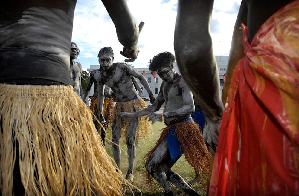 Aboriginals dance in front of Old Parliament House in Canberra, Australia on Feb. 11, 2008. (AP)