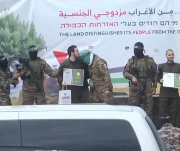 Israeli hostage Omer Shem-Tov kissing the head of an al-Qassam fighter in the Gaza Strip on February 22, 2025 (Social media)