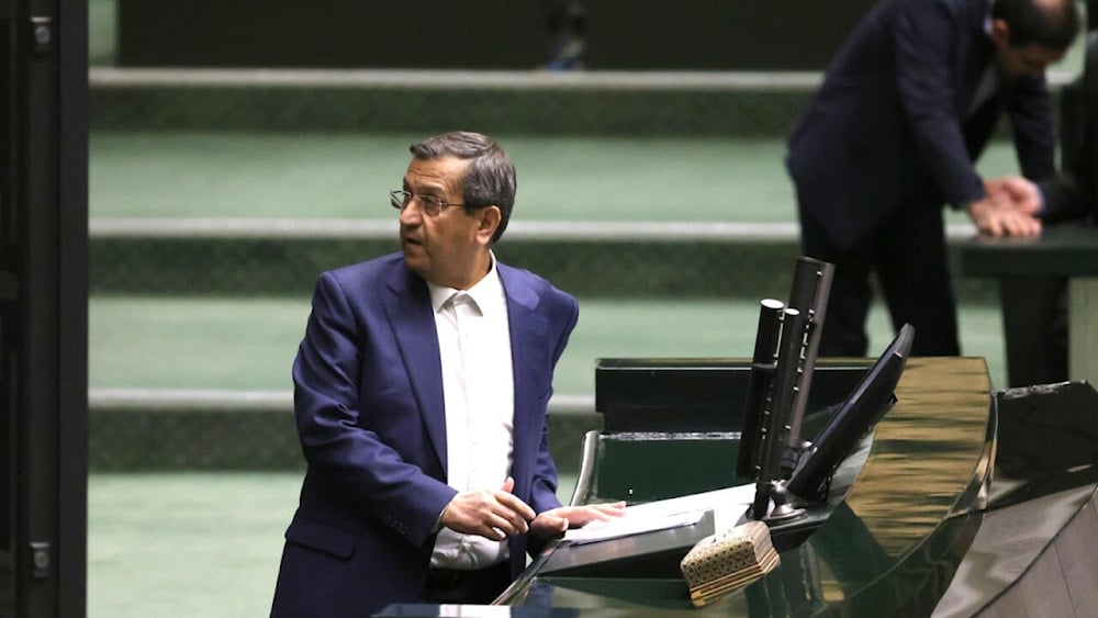 Iranian Finance Minister Abdolnaser Hemmati delivers a speech in parliament during impeachment proceedings against him. (ATTA KENARE / AFP)