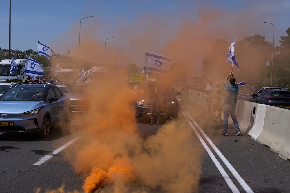 Israelis block a highway between occupied al-Quds and Tel Aviv in a protest against Prime Minister Benjamin Netanyahu's government, demanding the release of the captives held in the Gaza Strip, Wednesday, March 26, 2025 (AP)