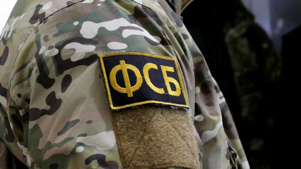 A patch on the uniform of an FSB officer during the detention of suspect, Russia, February 16 2021 (RIA Novosti)