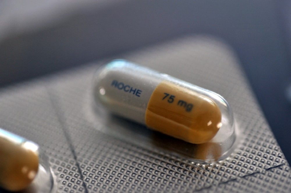 A Tamiflu medicine pill by the Swiss pharmaceutical company Roche against Influenza A (H1N1) virus, 25 July 2009 (wikimedia commons)
