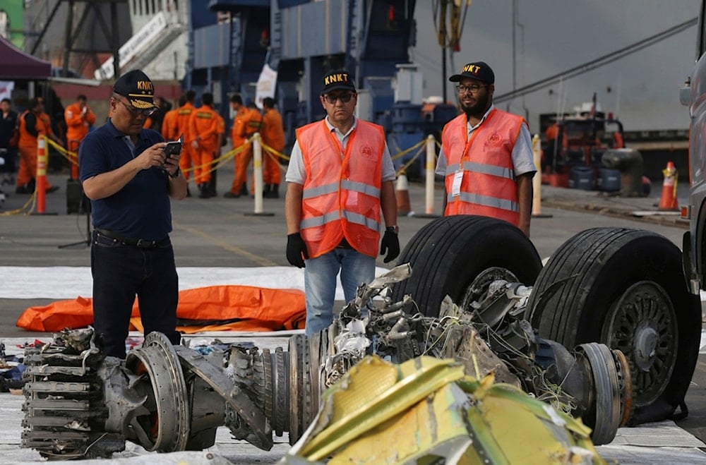 Officials inspect an engine recovered from the crashed Lion Air jet in Jakarta, Indonesia, Nov. 4, 2018 (AP)